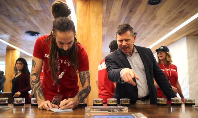 FOTO 7 | MedMen es el minorista de marihuana más grande del sur de California. Año de fundación: 2010. Total recaudado: US$ 57 millones. Valoración actual: US$ 1,000 millones. Qué hace: MedMen opera 18 dispensarios de cannabis en el sur de California, Las Vegas y Nueva York. Los elegantes puestos de venta al por menor de la empresa están diseñados de forma similar a una tienda de Apple, y el concepto está despegando entre los millennials. (Foto:Reuters)