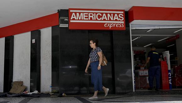 Una mujer pasa frente a una tienda del minorista brasileño Americanas en el centro de la ciudad de Río de Janeiro, Brasil, el 13 de enero de 2023. (Foto de MAURO PIMENTEL / MAURO PIMENTEL / AFP)