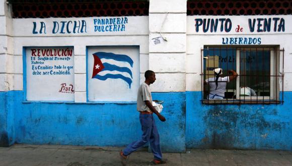 La medida se aplicará por el momento en dos instalaciones comerciales de La Habana pertenecientes a las cadenas estatales Panamericana y Caribe, ambas en el municipio de Playa, según explica un comunicado del Banco Central de Cuba (BCB) publicado este lunes en la prensa estatal. (Foto: Reuters)