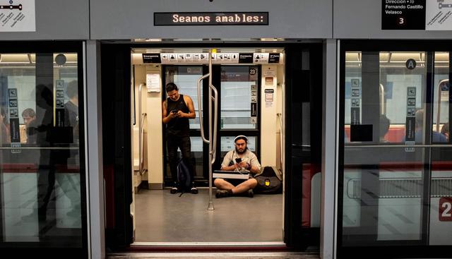 El metro pareciera integrar, aunque una gran mayoría solo sube a los vagones que llevan históricamente a la misma dirección: “Línea 1-Los Dominicos”, el llamado sector oriente de una ciudad fracturada. Desde las zonas altas pocos “bajan”. (Foto: AFP)