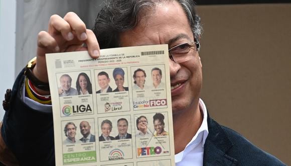 El candidato presidencial colombiano por la coalición Pacto Histórico, Gustavo Petro, muestra su papeleta mientras vota en un colegio electoral durante las elecciones presidenciales, en Bogotá el 29 de mayo de 2022. (Foto de Juan BARRETO / AFP).