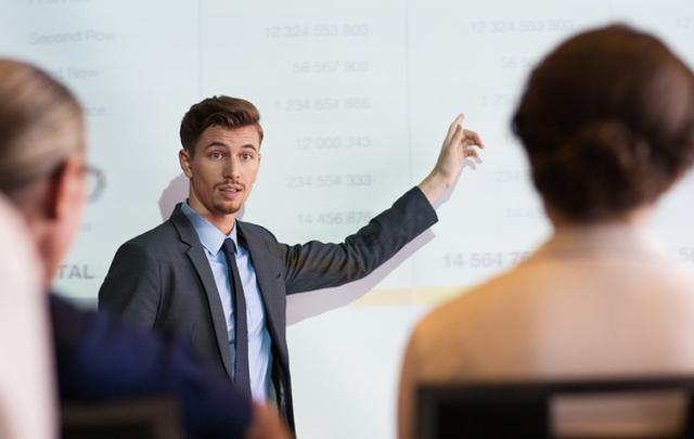 10. El que está en la onda. Lo menos que esperas encontrar en una Universidad es el profesor relajado, barbudo y algo desaliñado, que sale de juerga y no sólo está en la onda y conoce las últimas tendencias, sino que además produce ejemplos claros y modernos en clase y te sientes sumamente identificado con las referencias y los términos que utiliza. Es notoriamente más joven que el resto de la plantilla pero igual de inteligente y docto. Ha pasado su verano de mochilero por Europa, ha cruzado el Amazonas en un bote, y siempre será más interesante y guay de lo que tú jamás podrás ser. (Foto: Freepik)