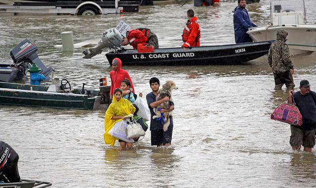 FOTO 6 | La Agencia federal para la gestión de emergencias (FEMA) anunció que esperaba albergar 30,000 personas en centros de acogida temporales. El director Brock Long dijo que las operaciones de búsqueda y rescate abarcan más de 50 condados en Texas.