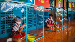 Jugar en urnas: la medida drástica de un colegio de Tailandia para evitar contagios