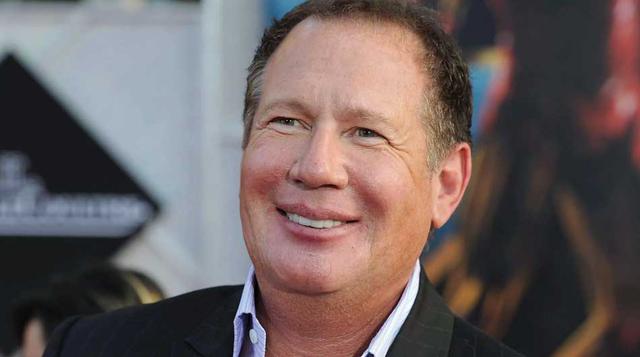 Garry Shandling. El popular actor y comediante de stand-up se hizo famoso a finales de los 70s, y desde entonces su carrera no paró. En 1992 creó The Larry Sanders Show, que fue incluido en la lista de los 100 mejores programas de la historia, por la revi