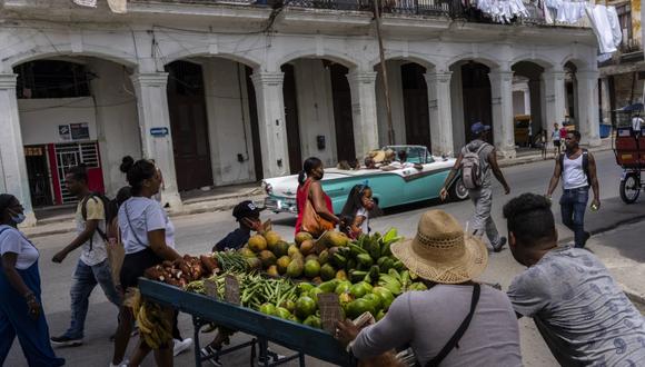 Dos vendedores ambulantes empujan su carrito con frutas y verduras el jueves 4 de agosto de 2022, en La Habana, Cuba. (Ramon Espinosa / Associated Press)