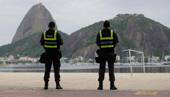 Integrantes de la Policía Militar brasileña vigilan en la playa de Copacabana un sábado en Río de Janeiro. (Foto: EFE)