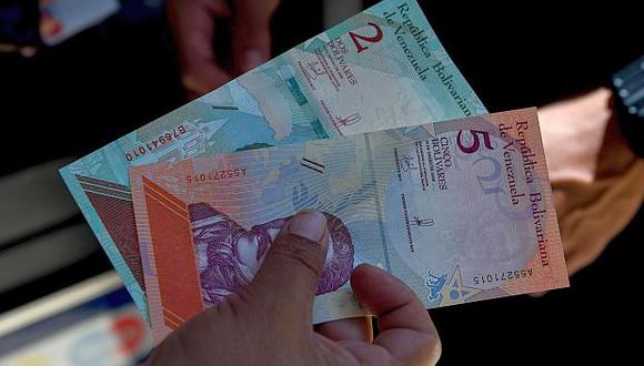 La nueva tasa en Venezuela se da luego que el gobierno de Maduro pusiera en circulación nuevos billetes que restaron cinco ceros al bolívar. (Foto: AFP)<br>