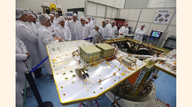 El presidente Humala, cumpliendo con todas las medidas de seguridad necesarias, recorrió el recinto espacial de alto nivel, pasando por las áreas de diseño, laboratorio, mantenimiento, y otros. (Foto: Presidencia de la República)