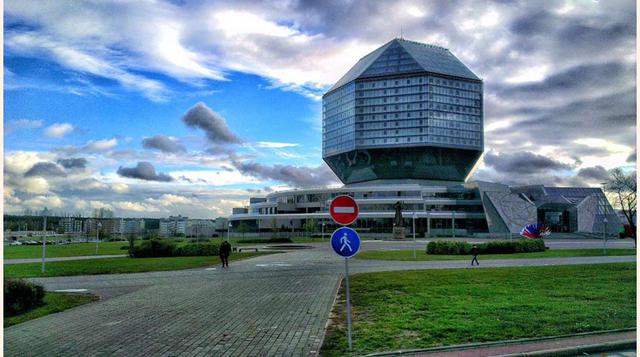 FOTO 8 | Biblioteca nacional de Bielorrusia – Minsk, puede que sea una de las construcciones más impresionantes de la soviética capital bielorrusa, y uno de sus reclamos turísitcos. Levantada entre 2002 y 2006, su esfera se muestra como su punto más llama
