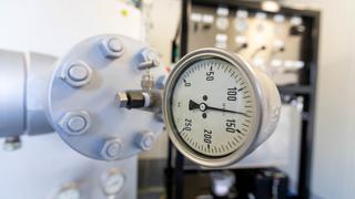 Comisión Europea pide no cambiar dependencia del gas ruso por la de baterías de China