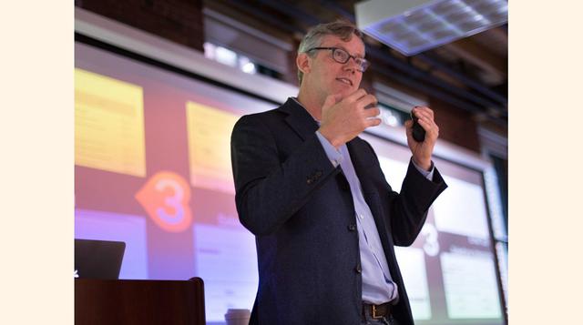 Poco después de obtener su MBA en el MIT en 2005, Brian Halligan pasó a co-fundar la compañía de software de marketing HubSpot. Halligan es el CEO de HubSpot y sirve como un profesor en la Sloan, enseñando una clase en el espíritu empresarial.