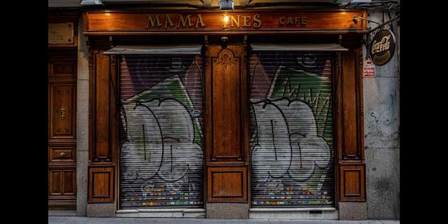 FOTO 1 | En esta imagen, tomada el 20 de abril de 2020, detalle de la entrada de un café cerrado durante el brote de coronavirus, en Madrid, España. La Confederación Española de Comercio, que representa a miles de pequeños negocios, dijo que hasta el 30% de sus negocios echarán el cierre definitivo a menos que reciban ayudas gubernamentales. (AP Foto/Bernat Armangue)