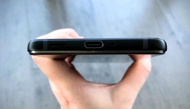 FOTO 5 | Al igual que el modelo del año pasado, el HTC U11, el HTC U12+ no tiene un conector para auriculares. Y al igual que el teléfono del año pasado, el HTC U12 + también es resistente al agua. (Foto: Business Insider)