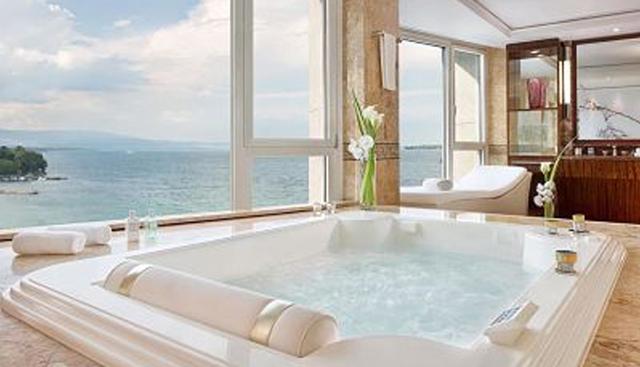 FOTO 2 | 2. Hotel President Wilson: 46.000 euros (Suiza)

Este hotel de lujo, punto de reunión de los más adinerados en Suiza, tiene en Bill Gates a uno de sus habituales huéspedes. Se alza junto al lago Ginebra, cuenta con 12 dormitorios de lujo y 12 piscinas de mármol en cada uno de ellos con vistas al lago y las montañas que lo rodean. Los cristales de la planta superior son antibalas y en este piso se encuentra el “grand piano”. También dispone de mesa de billar y gimnasio privado.