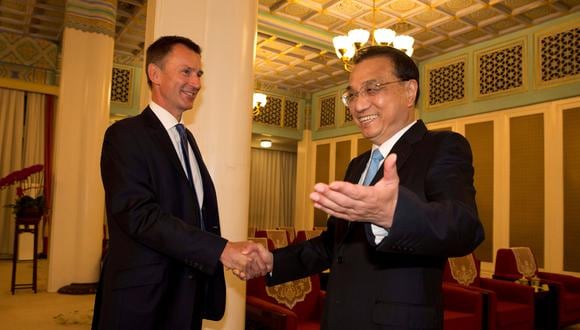 El nuevo jefe de la diplomacia británica, Jeremy Hunt, y el primer ministro de China, Li Keqiang. (Foto: Reuters)