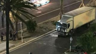 Atentado en Niza: camión embistió una multitud y deja decenas de muertos