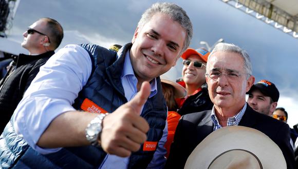 El ex presidente colombiano Alvaro Uribe (derecha) y el candidato presidencial de derecha Iván Duque durante una concentración de la campaña de clausura en Bogotá. (Foto: Reuters)
