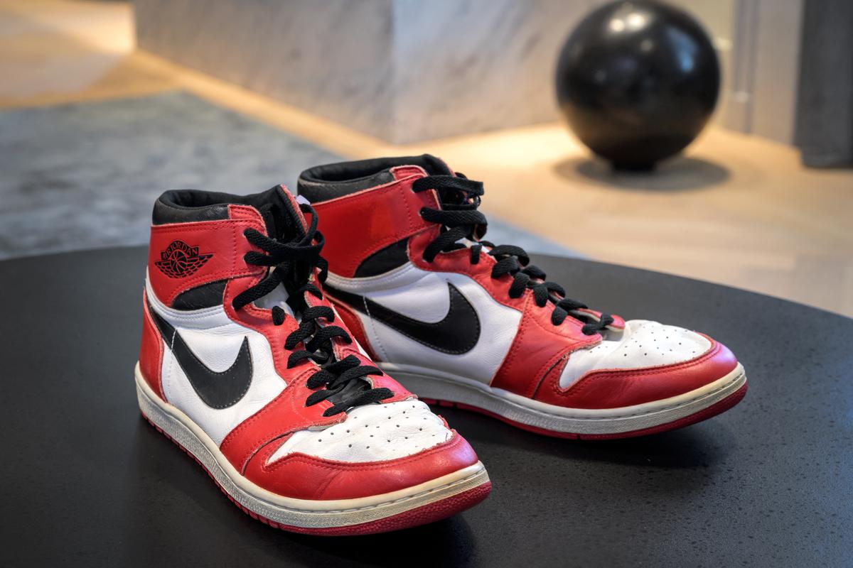 Subasta de zapatillas de Michael Jordan marca récord de US$ 2.2 millones, TENDENCIAS