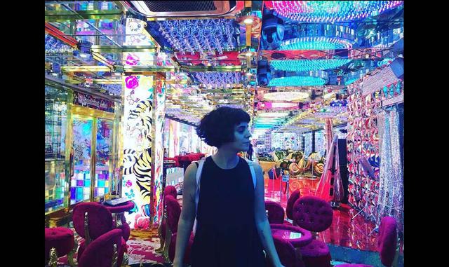 FOTO 6 | GOLDEN GAI – JAPÓN. No faltan avisos en las calles para que los turistas no hagan fotografías, pero los más valientes se han hecho incluso un selfi. (Foto: msn.com)