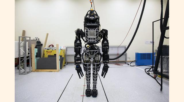 Este es un robot humanoide bípedo, llamado "Atlas", desarrollado principalmente por la empresa de robótica estadounidense Boston Dynamics.