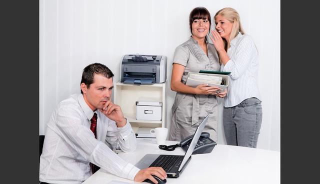 Foto 3 | HAZ ALIADOS. Puede parecer difícil entablar relaciones de amistad en ambientes laborales conflictivos, pero la unión hace la fuerza. Encuentra compañeros que piensen como tú, acércate a ellos, convive y disfruta de su compañía para hacer la jornada más llevadera. Busca la manera de crear tu propio microentorno y no dejes que éste sea definido por lo que se respira a tu alrededor. Apóyate en estos aliados para mantenerte fiel a tu verdad, aunque los acosadores laborales te estén rondando. (Foto: utel)
