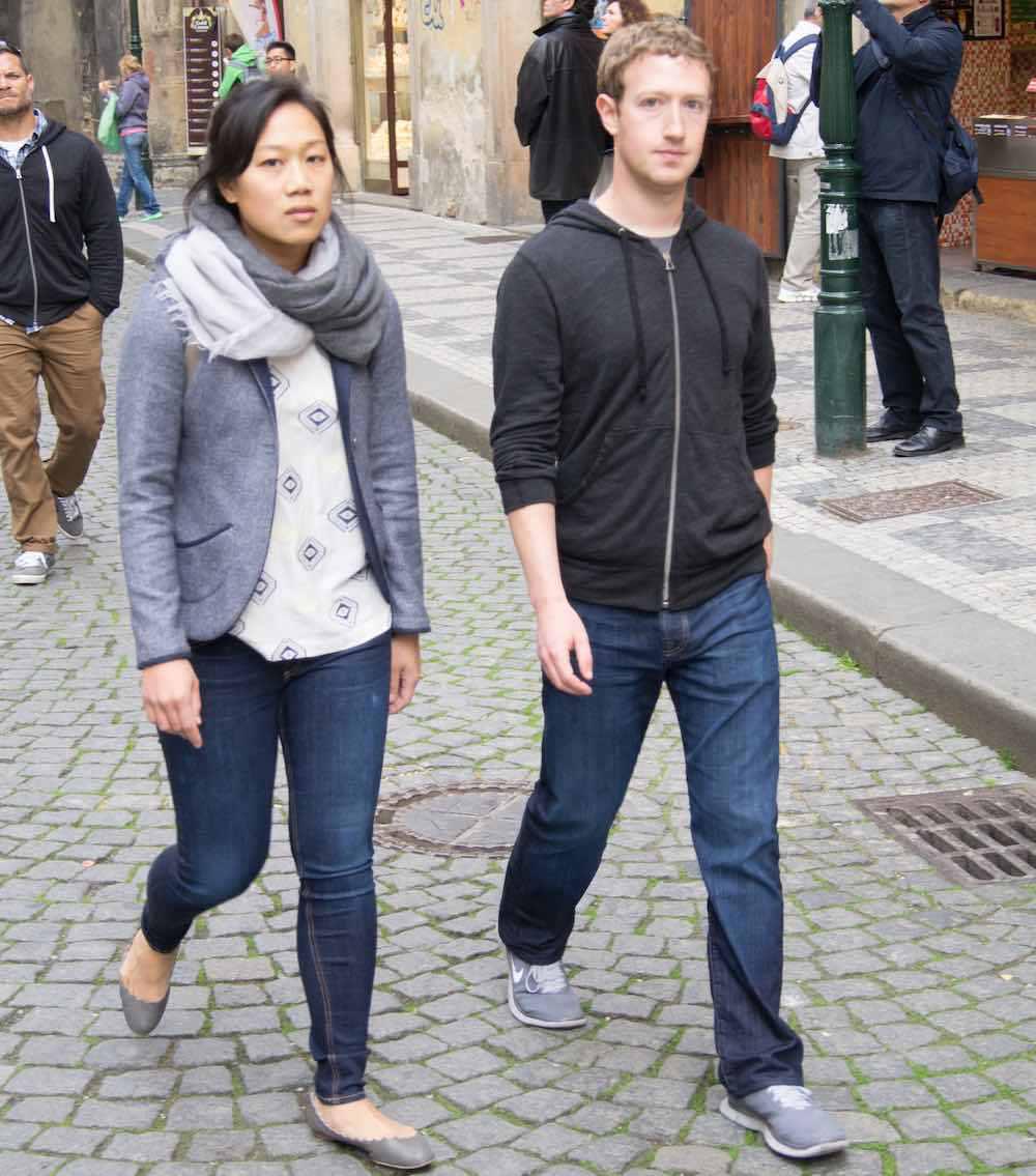 Mark Zuckerberg y Priscilla Chan – Empresarios y Filántropos, se sumaron a Giving Pledge en el 2010, anunciaron a finales del 2015 que donaría el 99% de su fortuna a la filantropía. Zuckerberg amasó una colosal fortuna como el creador de la red social más grande del mundo, Facebook. Zuckerberg y Chan donaron $25 millones en la lucha contra el Ébola y aportaron otros $75 millones para mejorar el Hospital General de San Francisco, en California.
