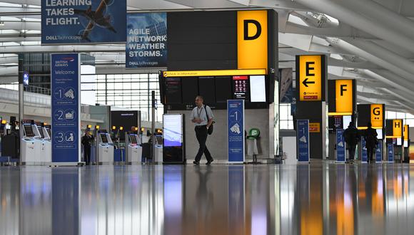 Unos pocos pasajeros caminaron alrededor del área de salida casi desierta en la Terminal 5 del aeropuerto de Heathrow en el oeste de Londres. (Foto: AFP)