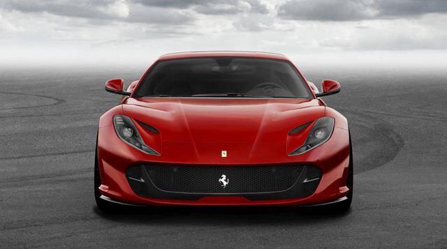 La fábrica señala que el 812 Superfast llega a 100 km/h (62 mph) desde cero en 2.9 segundos y que puede alcanzar “más de 340 km/h”, El consumo promedio de combustible es de 14.9 l/100km (emisiones CO2 es de 340 gramos por kilómetro).