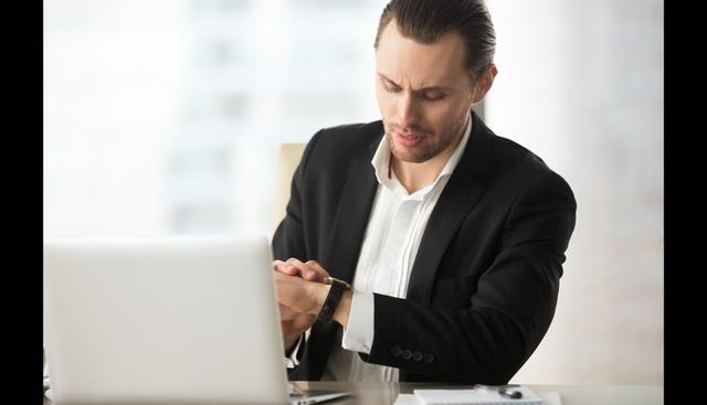 FOTO 3 | 3.  Vístete como si fueses a trabajar

El cerebro necesita de rutinas y el inconsciente acciona mejor cuando le das ciertos procesos para que libere la energía necesaria para despertar tu creatividad, entrega e innovación. Al hacer home-office muchas personas se imaginan trabajando en pijama, pantuflas o de entrecasa. Si bien se permite estar cómodo, para reforzar tu auto disciplina establece rutinas, horarios y ciertas formalidades en cuanto a tu vestuario. Aunque parezca menor, esto permitirá que te enfoques mejor en el logro de los resultados y que no haya diferencia entre ir a la oficina o trabajar desde tu casa. (Foto: Freepik)