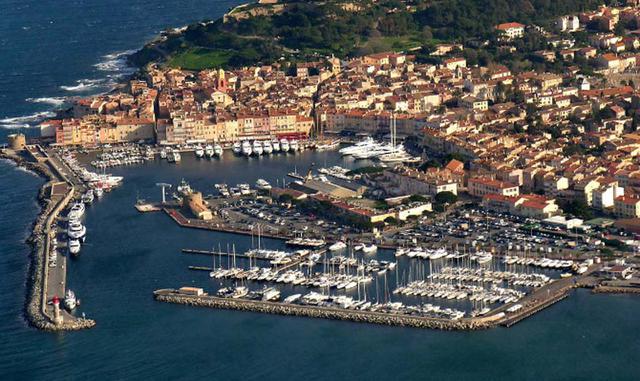 Puerto de Saint-Tropez, Francia. Saint-Tropez es la joya de la Riviera francesa y un destino de fama mundial entre los ricos y famosos. Mientras muchos de los poderosos tienen propiedades allí o rentan alguna casa cuando están de visita, el puerto deporti