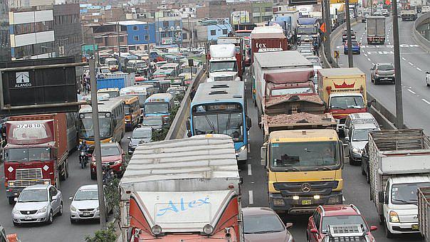 Con la finalidad de reducir los riesgos de contagio de COVID-19, la ATU entregó, desde hoy, mascarillas a los operadores (conductores, conductores-cobradores y cobradores) del transporte urbano. (Foto GEC)