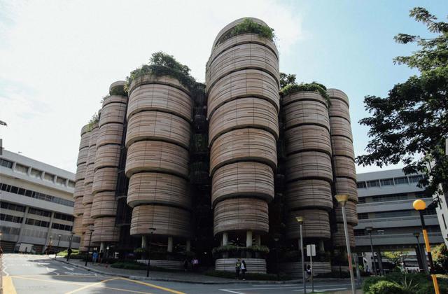 FOTO 11 | Universidad Tecnológica de Nanyang, Singapur. La universidad pública centrada en la investigación con frecuencia se encuentra entre las más bellas del mundo -también. Sus campus multiculturales albergan organizaciones de renombre mundial, como el Observatorio de la Tierra de Singapur y el Instituto Nacional para la Educación. Estudiantes: Más de 25,700.