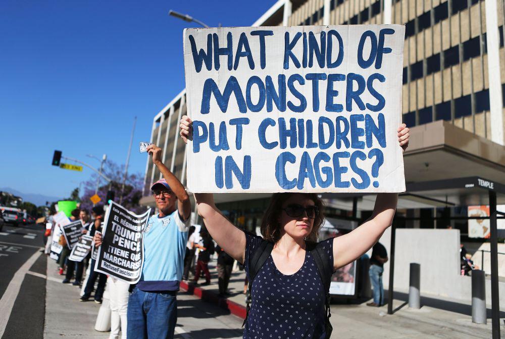 Manifestantes demuestran su rechazo a la separación de niños migratorios de sus familiares en Los Ángeles, California. (Foto: AFP)