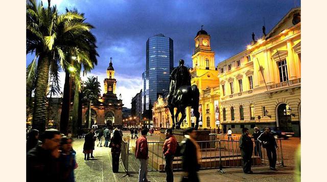 Santiago (Chile). En el 1995 tuvo 13,064 habitantes por milla cuadrada y en el 2025 tendría 18,655.