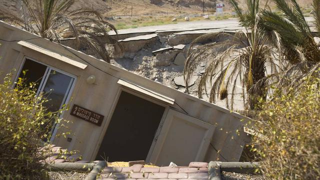 FOTO 5 | El precio de esta casa está por los suelos, Una estructura que se derrumbó en un sumidero se ve en el centro turístico abandonado en la costa del Mar Muerto.