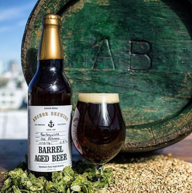 La ‘Old Foghorn Barleywine’ añejada en barril de Anchor. Fundada en 1896, Anchor, con sede en San Francisco, posiblemente esboza el legado duradero más impecable en la elaboración de cerveza artesanal de EE.UU. Mejor conocida por su Anchor Steam, un estil