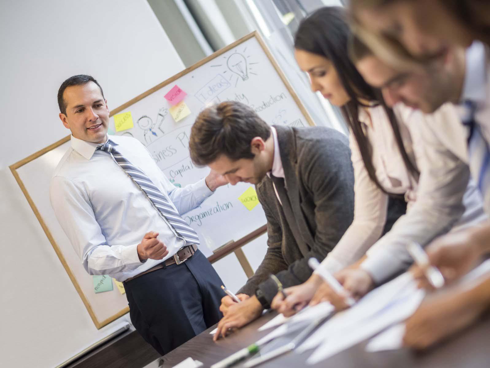 Foto 1| Intensidad / Nivel de Energía. Vender es una actividad tanto física como mental, es por eso que una persona entusiasta y con mucha energía tienen mejores posibilidades de éxito. Una sencilla forma de identificar el nivel de energía de una persona es hacerle alguna de las siguientes preguntas: En tu último trabajo, ¿de cuantas horas era tu jornada laboral?, ¿Haces algún deporte?, Cuando suena tu despertador: ¿Cuántas veces vuelves a poner la alarma? (Foto: thinkstock)