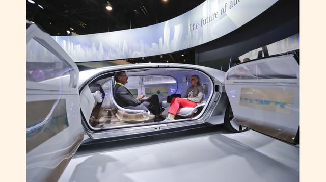 Los asientos del chofer y de los pasajeros delanteros pueden girar y transformar al vehículo en un "refugio privado", según Daimler. (Foto: AP)