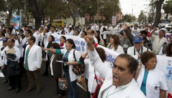 FMP demanda que se agilice el aumento salarial y se atienda el desabastecimiento de establecimientos médicos. (Foto: Referencial/Andina)
