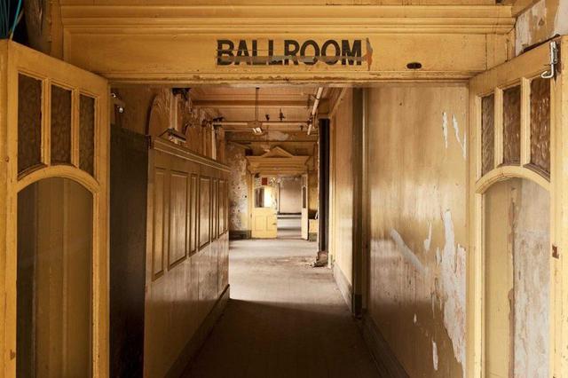 FOTO 10 |  El Salón de Baile abandonado en la Calle Flinders - Melbourne, Australia
La estación de la calle Flinders, el centro ferroviario más concurrido de toda Australia, es el hogar de la decadente belleza de un salón de baile, una sala abandonada de la época pasada. Si bien la estación atiende a casi 100.000 viajeros cada día, el viejo salón de baile de la tercera planta, cerrado al público desde 1985, rara vez abre las puertas a los visitantes. Contemplar el espacio ha sido algo muy codiciado en los últimos años. Tanto que, para el fin de semana de Open House Melbourne en 2015, se sorteó una entrada especial.