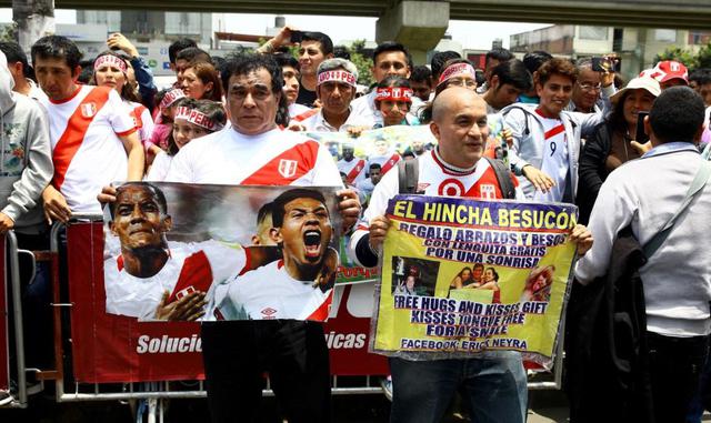 FOTO 8 | Coincide con ese punto de vista Fidel La Riva, CEO de Mindshare en Perú y especialista en marketing, quien dice que también se vería impulsado el consumo fuera del hogar, aunque ello dependerá de los horarios de transmisión de los encuentros futb
