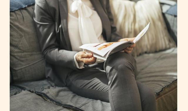 Una lectura rápida e informativa en el baño: Dentro de los cuartos de baño de gigantescas compañías de la talla de Google, los empleados pueden encontrar folletos informativos renovados cada semana detrás de las puertas, para que aprovechen la visita al s