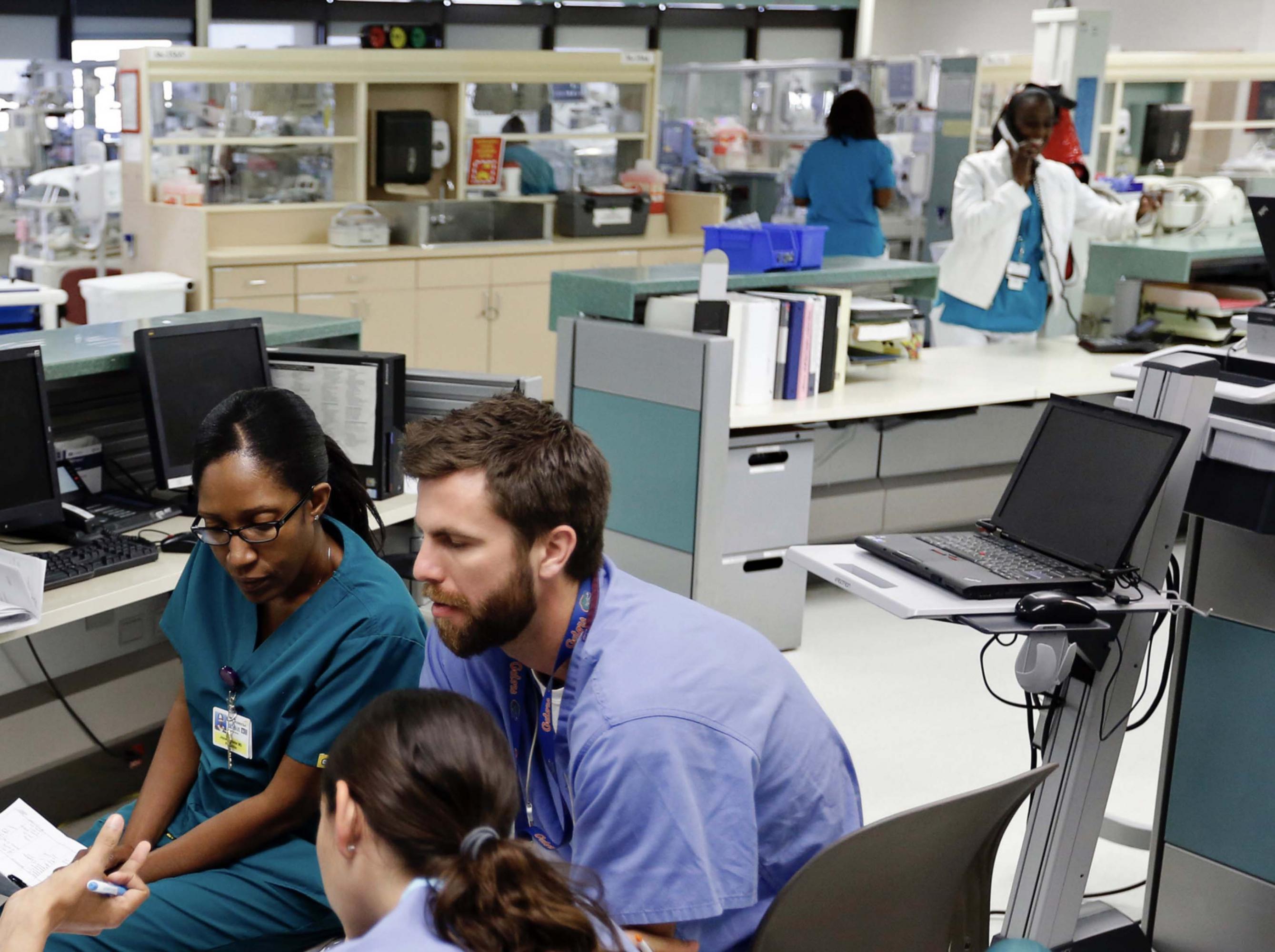 FOTO 30 | Enfermera de cuidados críticos
Brindan atención de enfermería avanzada a pacientes que se encuentran en unidades de cuidados críticos o coronarios.
Tolerancia al estrés: 95
Salario anual promedio (2017): 70,000 dólares
