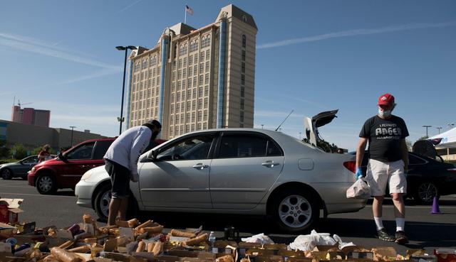 Las personas llegan para recibir donaciones de alimentos en el exterior del hotel y casino Palace Station en Las Vegas, Nevada. (AFP / Bridget BENNETT).