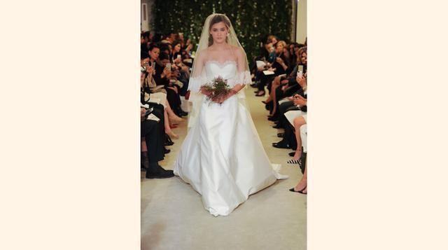 La romántica novia de Carolina Herrera, entre tules, sedas y encajes