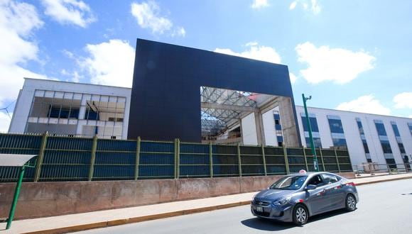 El proyecto con mayor tiempo de inició de ejecución sigue siendo el Hospital Antonio Lorena de Cusco, que arrancó obras en 2015. Según su expediente, se espera culminarlo en 2025. Foto: Presidencia.