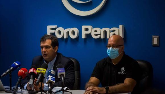 Presidente de la ONG Foro Penal, Alfredo Romero (i), junto al director de la organización, Gonzalo Himiob, en Caracas (Venezuela). (Foto: EFE/Miguel Gutiérrez)