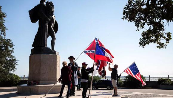 Como cada fin de semana de los últimos cinco años, Braxton Spivery despliega su bandera Confederada ante el monumento a los Defensores de la Confederación de Charleston. (Foto: AFP)