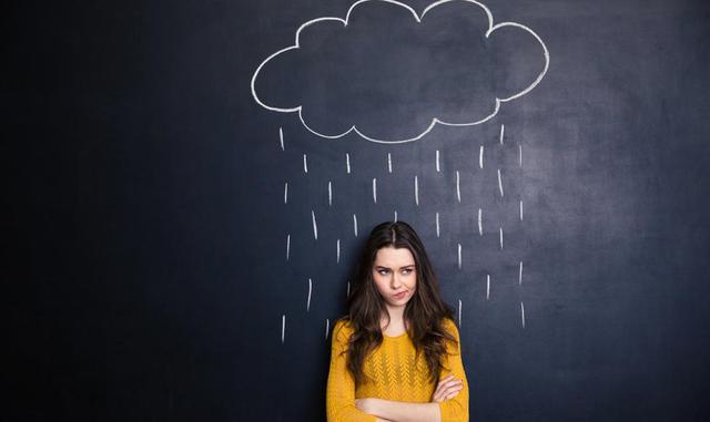 Pasar mucho tiempo y esfuerzo adquiriendo cosas. Las personas que viven en extrema pobreza experimentan un incremento de la felicidad cuando su situación financiera mejora, pero este incremento se detiene una vez que se superan unos ingresos anuales impen